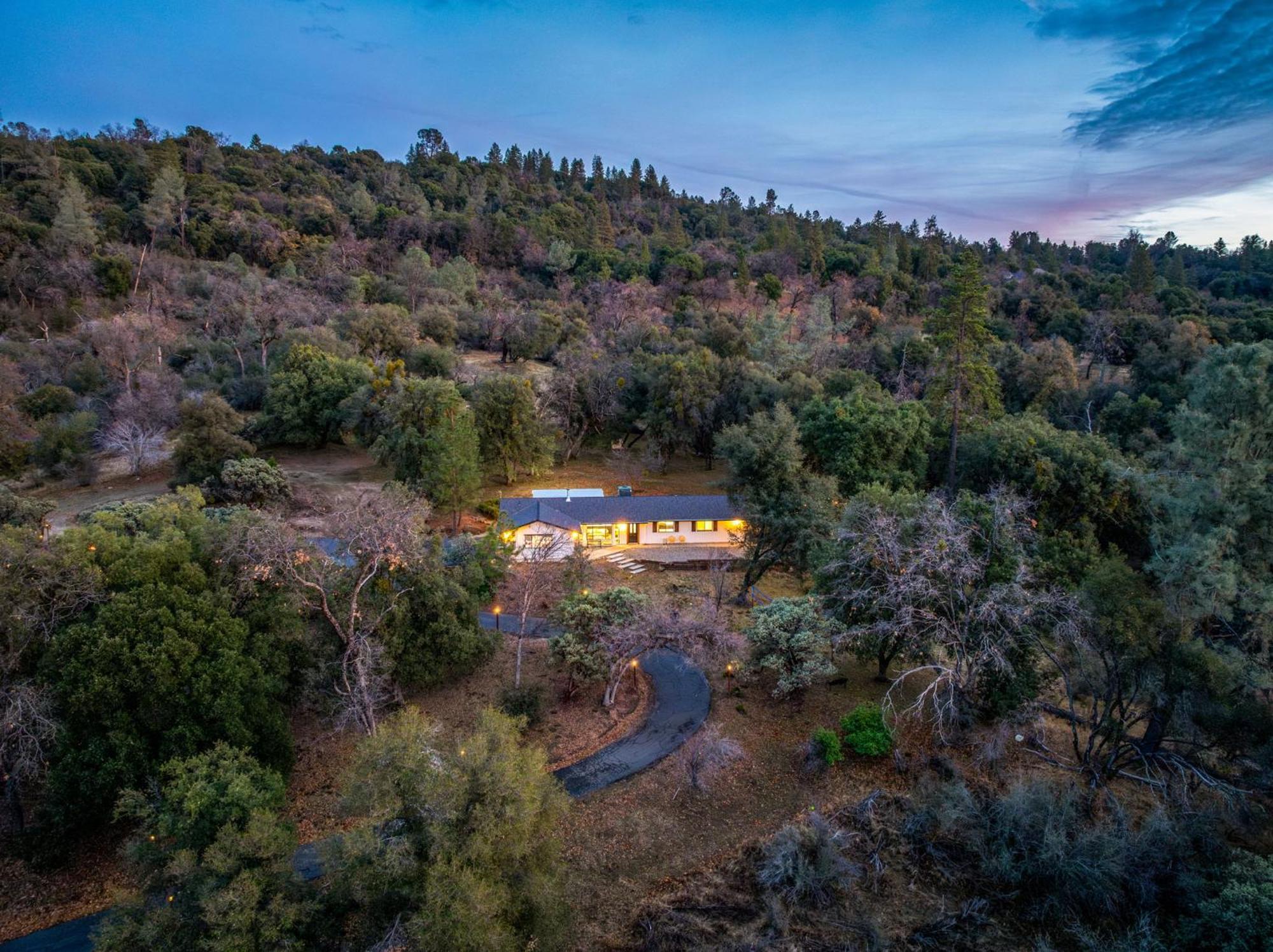 Secluded Mtn Family Haven With Spa, Views & Arcade Villa