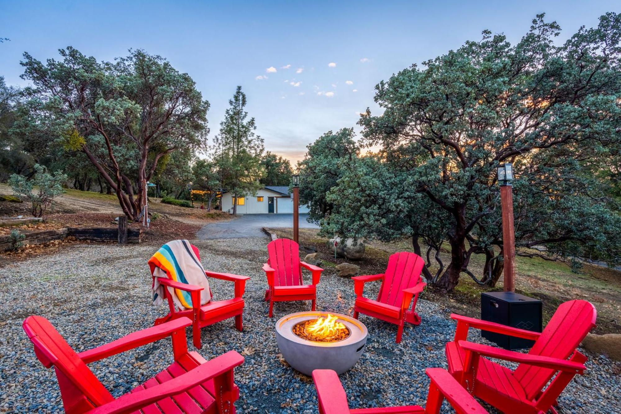 Secluded Mtn Family Haven With Spa, Views & Arcade Oakhurst