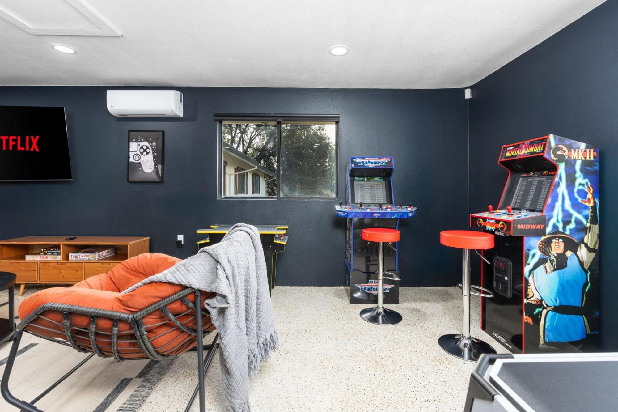 Secluded Mtn Family Haven With Spa, Views & Arcade